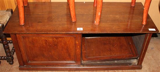 Low oak two door cabinet(-)